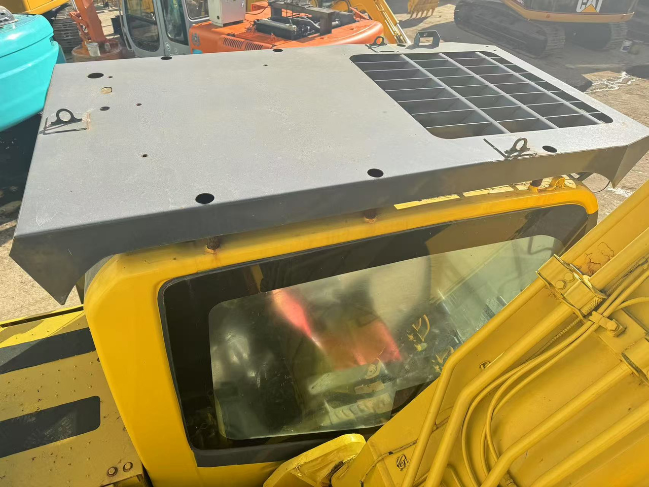 KOMATSU PC200-8 - Máy xúc bánh xích: hình 3 KOMATSU PC200-8 - Máy xúc bánh xích: hình 3