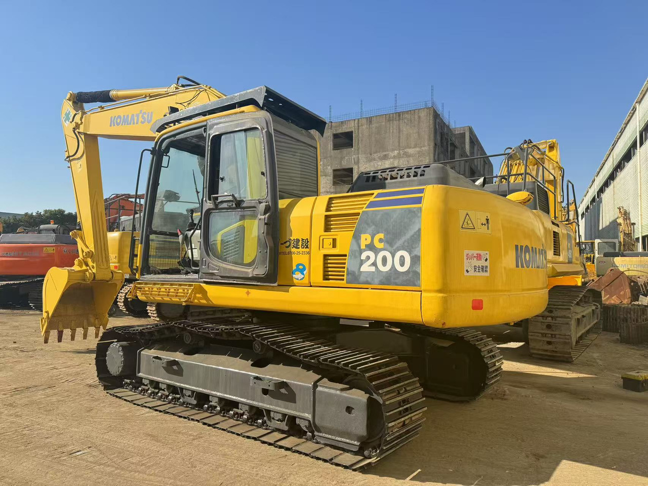 KOMATSU PC200-8 - Máy xúc bánh xích: hình 2 KOMATSU PC200-8 - Máy xúc bánh xích: hình 2