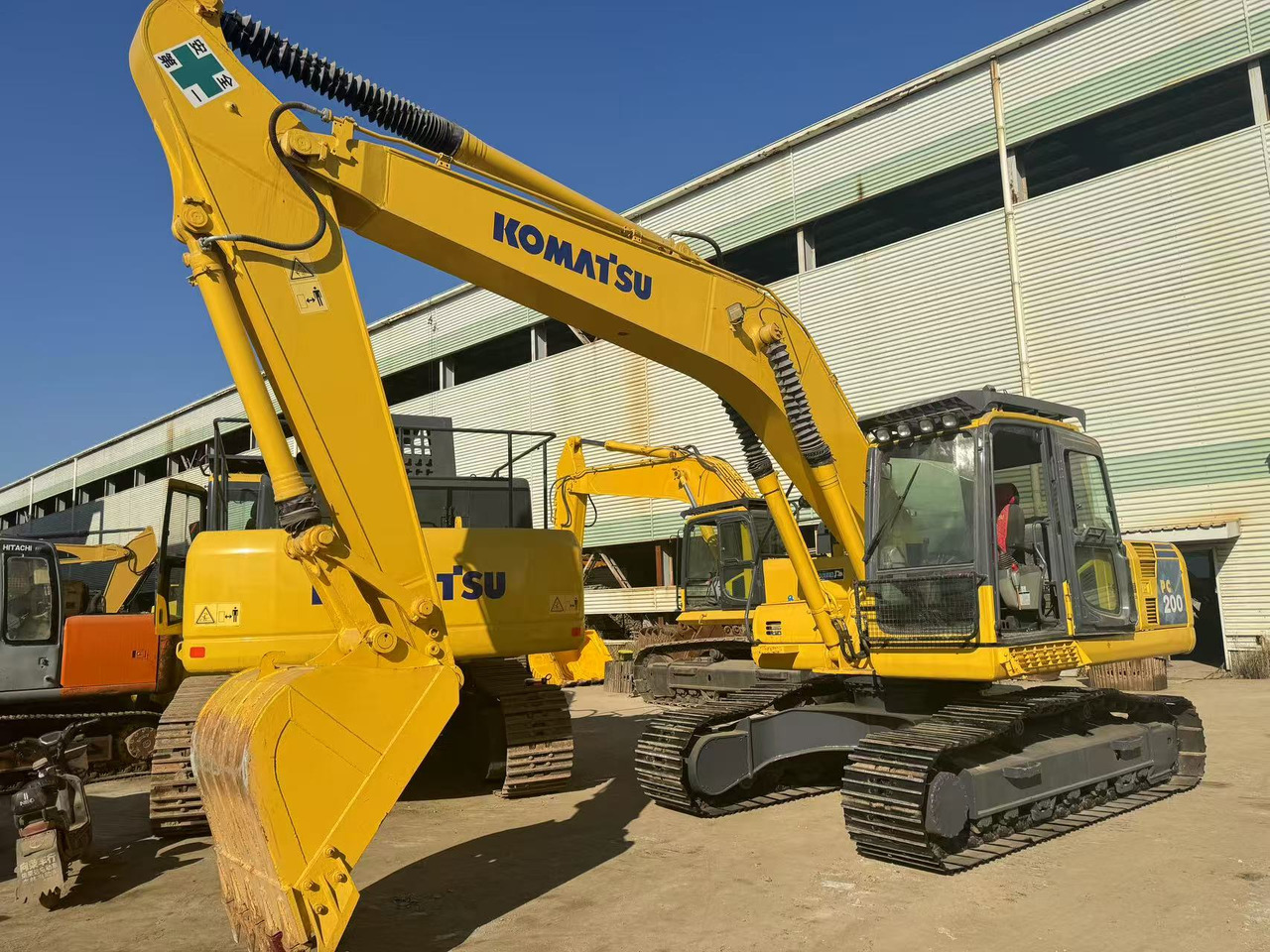 KOMATSU PC200-8 - Máy xúc bánh xích: hình 2 KOMATSU PC200-8 - Máy xúc bánh xích: hình 2