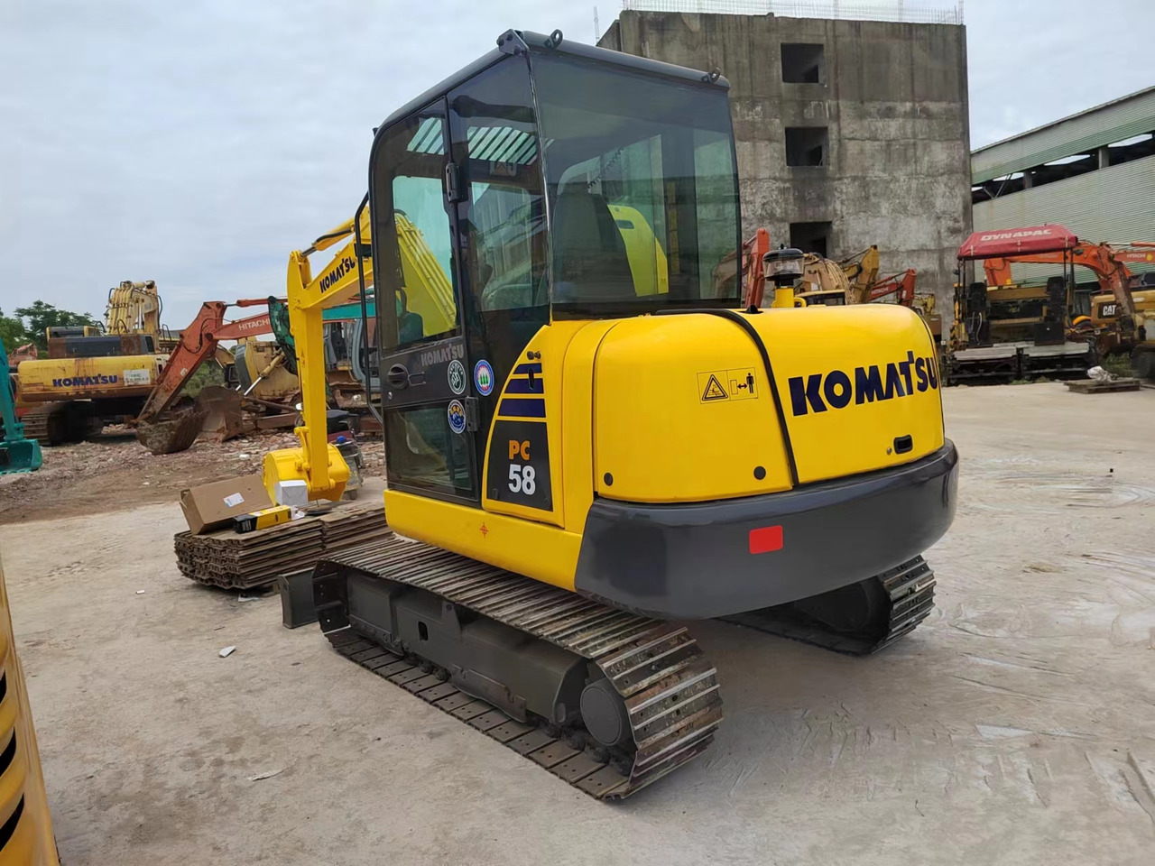 KOMATSU PC58 PC55 PC60 - Máy xúc mini: hình 3 KOMATSU PC58 PC55 PC60 - Máy xúc mini: hình 3