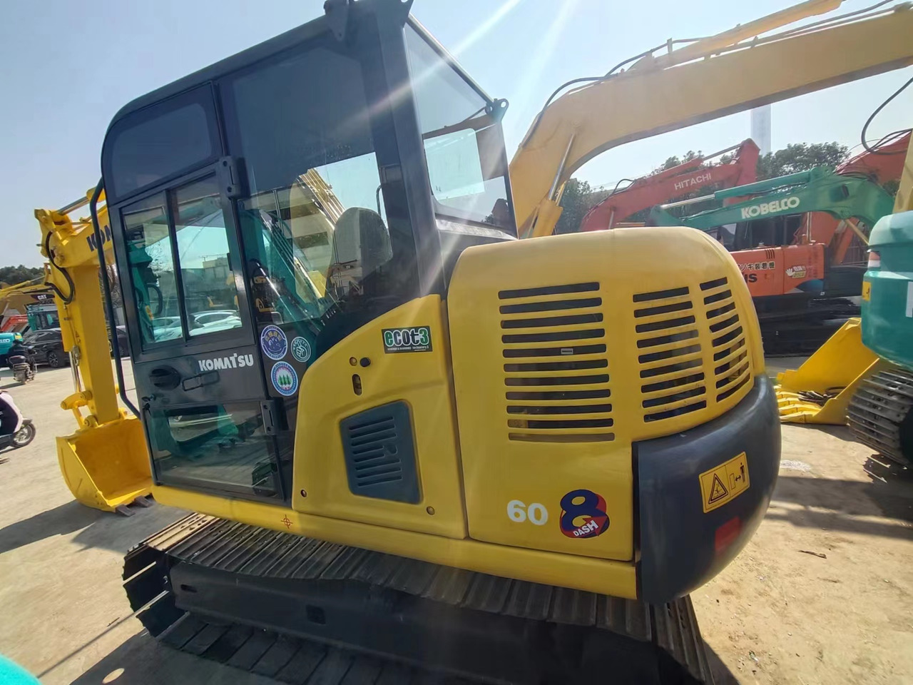 KOMATSU PC60-8 - Máy xúc mini: hình 3 KOMATSU PC60-8 - Máy xúc mini: hình 3