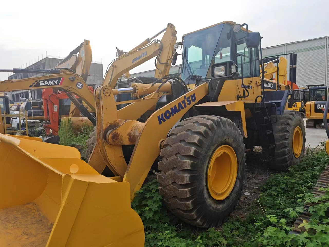 KOMATSU WA380-6 - Máy xúc lật bánh lốp: hình 1 KOMATSU WA380-6 - Máy xúc lật bánh lốp: hình 1