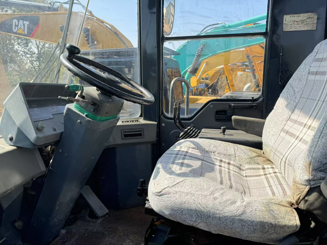 KOMATSU WA380 - Máy xúc lật bánh lốp: hình 4 KOMATSU WA380 - Máy xúc lật bánh lốp: hình 4