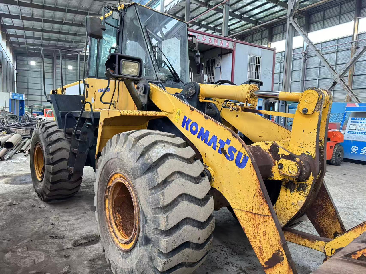 KOMATSU WA380Z-6 - Máy xúc lật bánh lốp: hình 4 KOMATSU WA380Z-6 - Máy xúc lật bánh lốp: hình 4