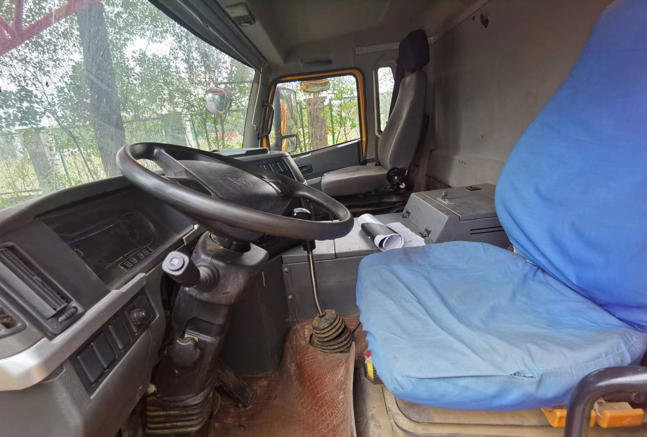 SANY STC800 - Cẩu bánh lốp: hình 4 SANY STC800 - Cẩu bánh lốp: hình 4