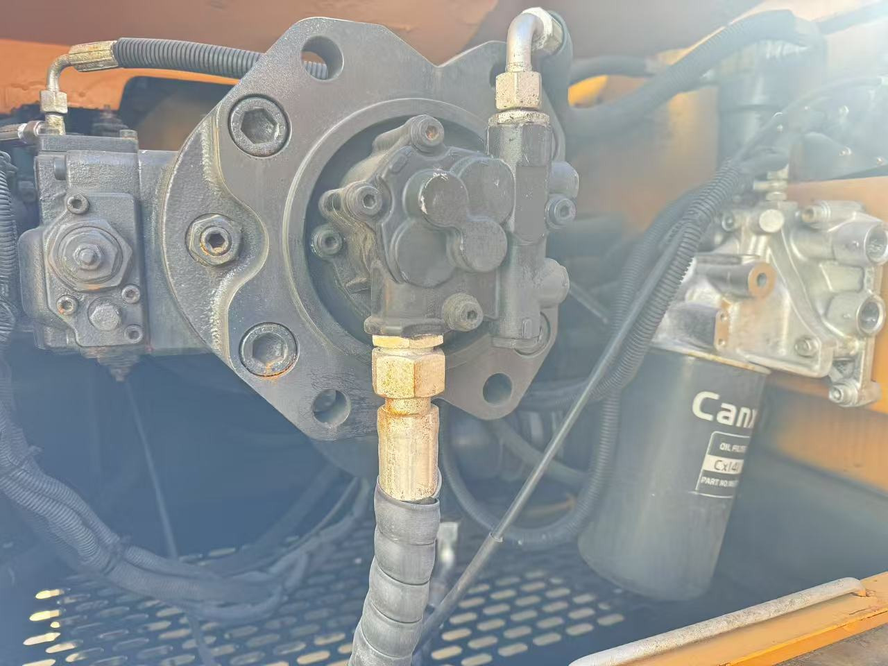 SANY SY215C - Máy xúc bánh xích: hình 3 SANY SY215C - Máy xúc bánh xích: hình 3