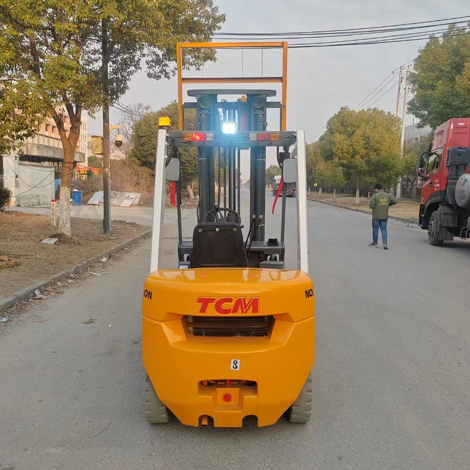 TCM FD30 diesel ISUZU engine forklift from Japan - Xe nâng diesel: hình 2 TCM FD30 diesel ISUZU engine forklift from Japan - Xe nâng diesel: hình 2