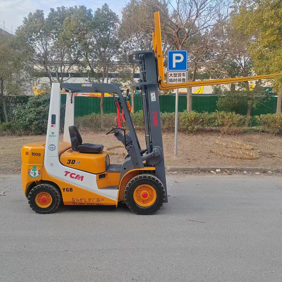TCM FD30 diesel ISUZU engine forklift from Japan - Xe nâng diesel: hình 1 TCM FD30 diesel ISUZU engine forklift from Japan - Xe nâng diesel: hình 1