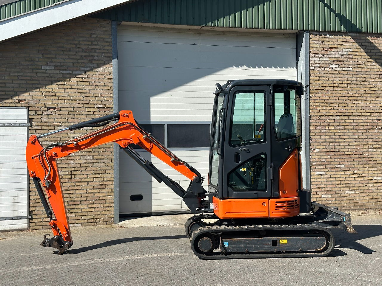 Hitachi ZX26U-6CR - Máy xúc mini: hình 2 Hitachi ZX26U-6CR - Máy xúc mini: hình 2