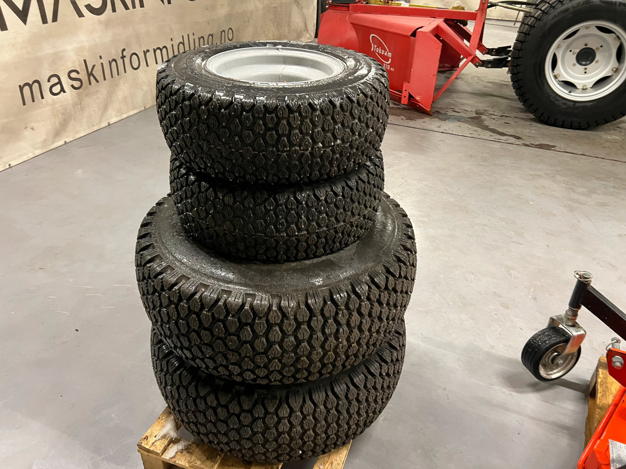 Dekk passer Massey Ferguson 1525 - Bánh xe cho Máy cày: hình 1 Dekk passer Massey Ferguson 1525 - Bánh xe cho Máy cày: hình 1