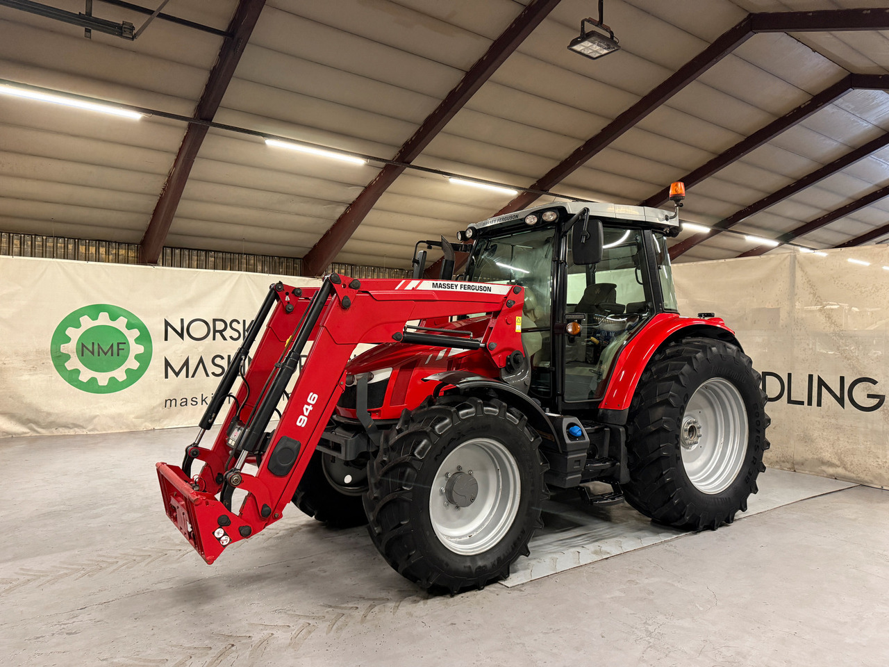 Massey Ferguson 5613 Dyna 4 - Máy cày: hình 1 Massey Ferguson 5613 Dyna 4 - Máy cày: hình 1