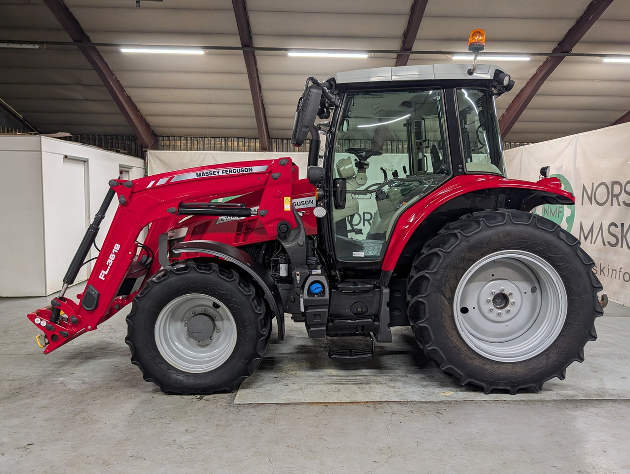 Massey Ferguson 5712S - Máy cày: hình 2 Massey Ferguson 5712S - Máy cày: hình 2