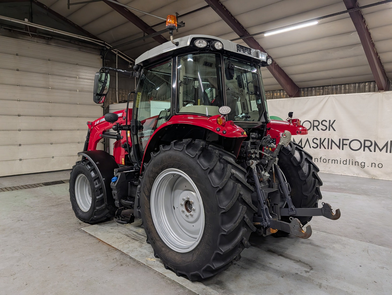 Massey Ferguson 5712S - Máy cày: hình 3 Massey Ferguson 5712S - Máy cày: hình 3