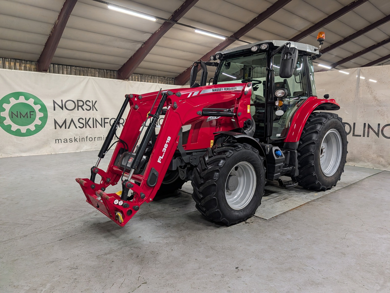 Massey Ferguson 5712S - Máy cày: hình 1 Massey Ferguson 5712S - Máy cày: hình 1