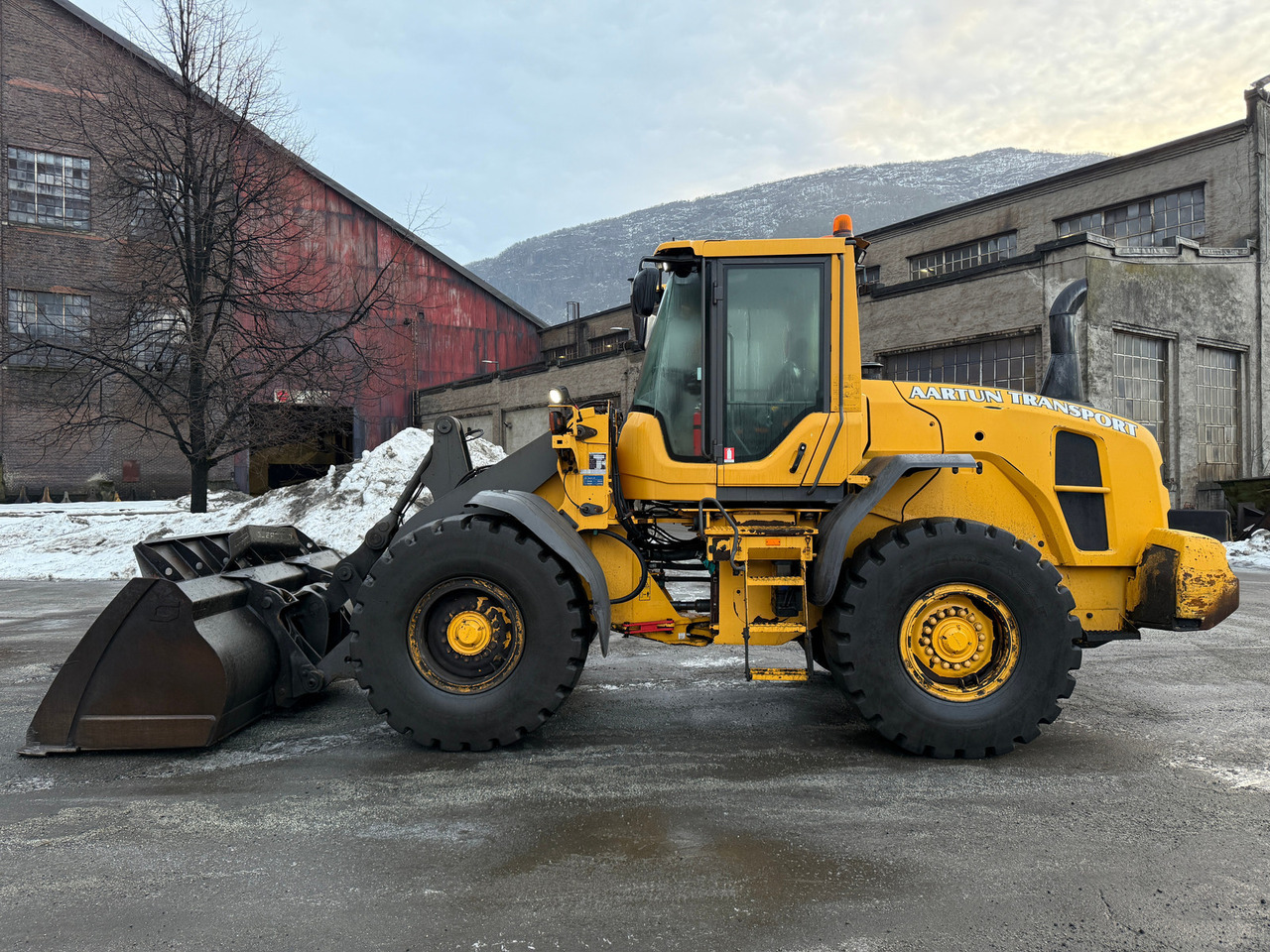 Volvo L70G - Máy xúc lật bánh lốp: hình 2 Volvo L70G - Máy xúc lật bánh lốp: hình 2