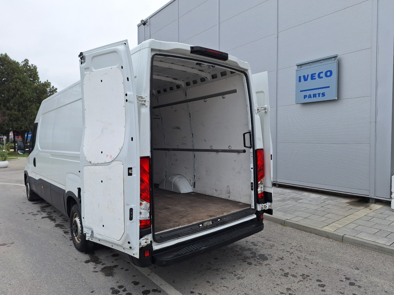 Xe van chở hàng IVECO Daily ne postoji: hình 13 Xe van chở hàng IVECO Daily ne postoji: hình 13