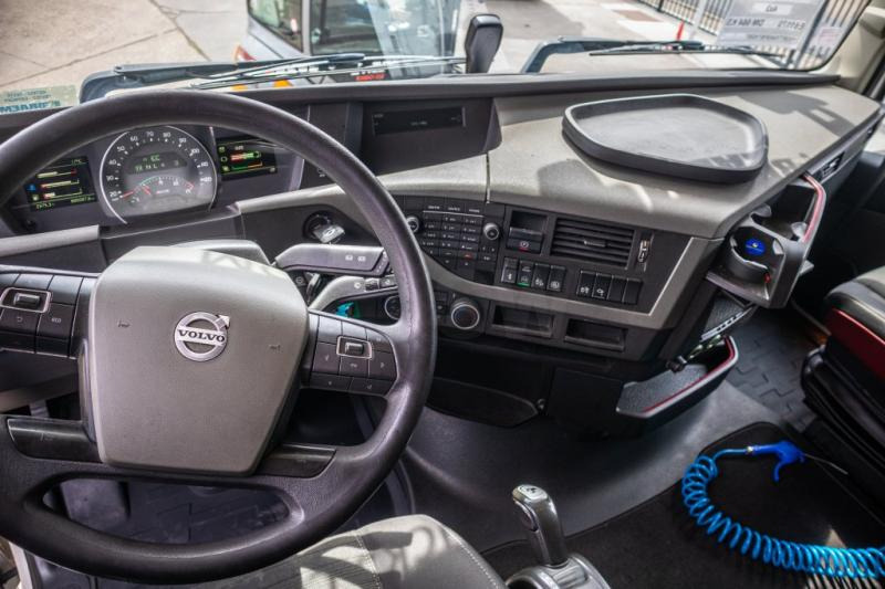 Interior photo 2: Xe đầu kéo Volvo FH460+E6+Kiphydr.