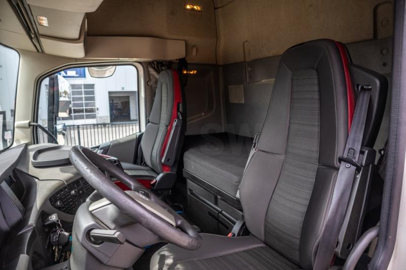 Interior photo 1: Xe đầu kéo Volvo FH460+E6+Kiphydr.