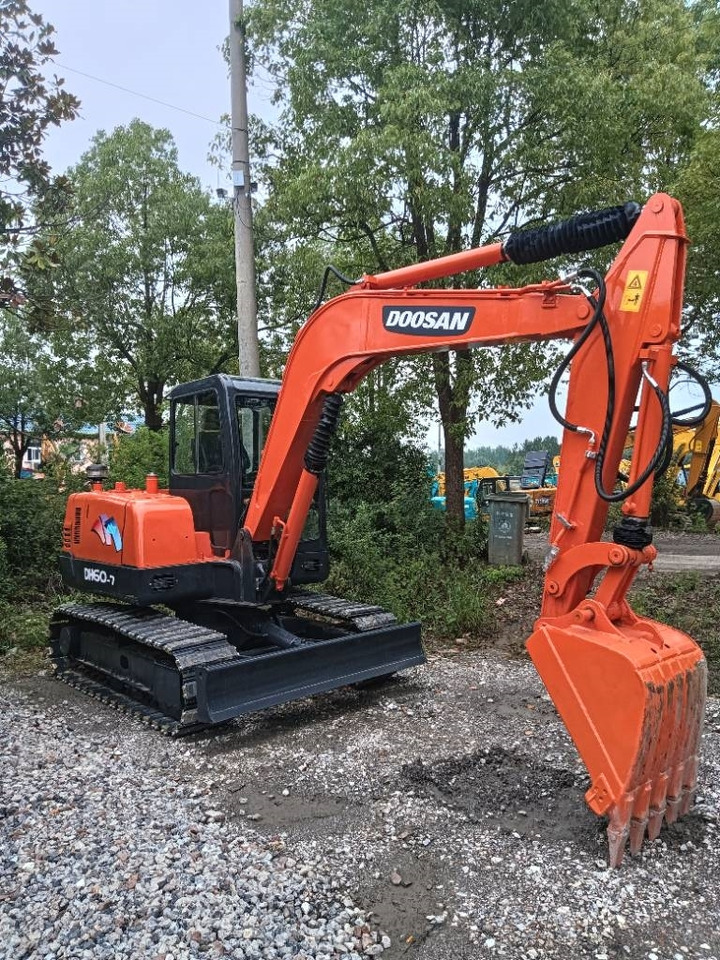 Doosan DH 60-7 - Máy xúc bánh xích: hình 1 Doosan DH 60-7 - Máy xúc bánh xích: hình 1