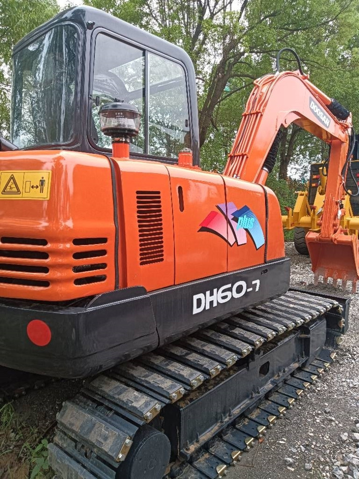 Doosan DH 60 - Máy xúc bánh xích: hình 5 Doosan DH 60 - Máy xúc bánh xích: hình 5
