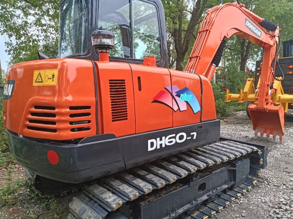 Doosan DH 60 - Máy xúc bánh xích: hình 4 Doosan DH 60 - Máy xúc bánh xích: hình 4