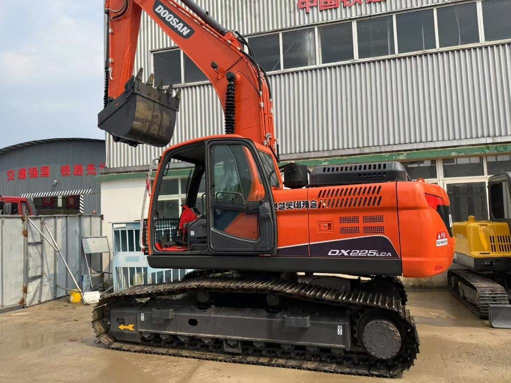 Doosan DX 225 LCA - Máy xúc bánh xích: hình 1 Doosan DX 225 LCA - Máy xúc bánh xích: hình 1