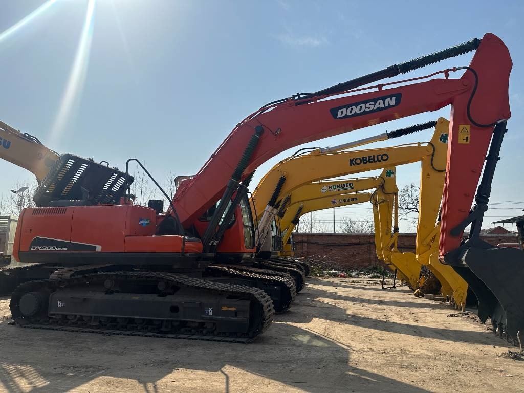 Doosan DX 300 - Máy xúc bánh xích: hình 3 Doosan DX 300 - Máy xúc bánh xích: hình 3