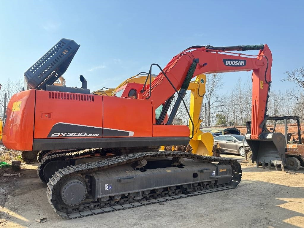 Doosan DX 300 - Máy xúc bánh xích: hình 1 Doosan DX 300 - Máy xúc bánh xích: hình 1