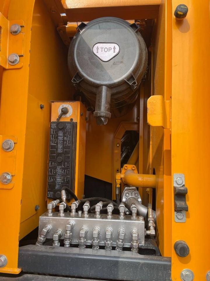 Hyundai 225LC-9S - Máy xúc bánh xích: hình 3 Hyundai 225LC-9S - Máy xúc bánh xích: hình 3