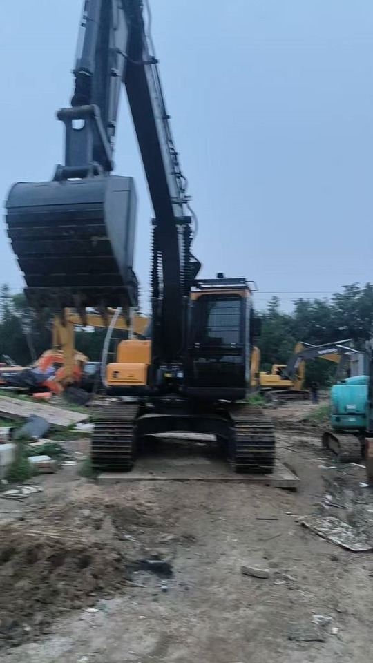 Hyundai HX220S - Máy xúc bánh xích: hình 3 Hyundai HX220S - Máy xúc bánh xích: hình 3