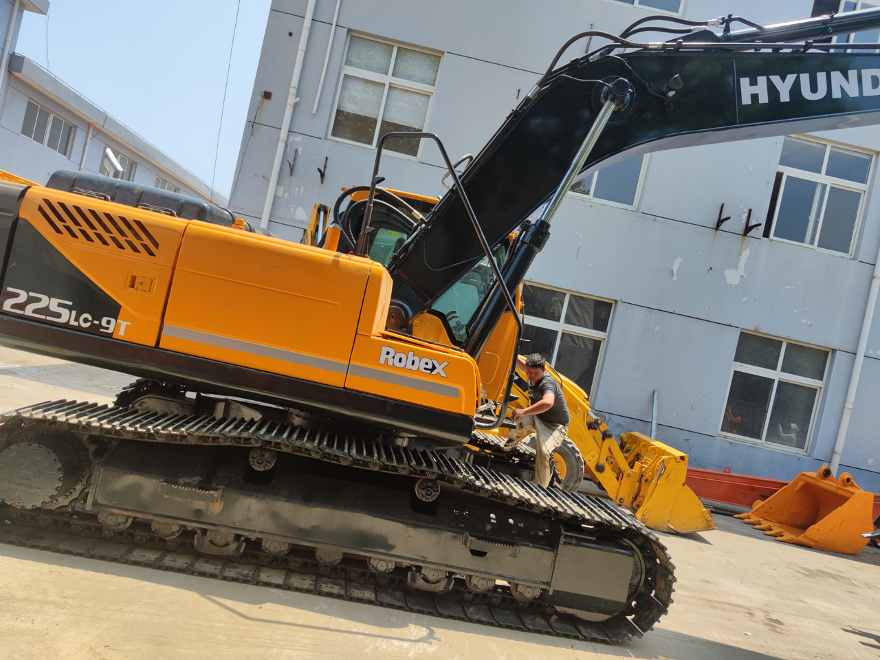 HYUNDAI 225 USED 225LC-9 EXCAVATOR - Máy xúc bánh xích: hình 5 HYUNDAI 225 USED 225LC-9 EXCAVATOR - Máy xúc bánh xích: hình 5