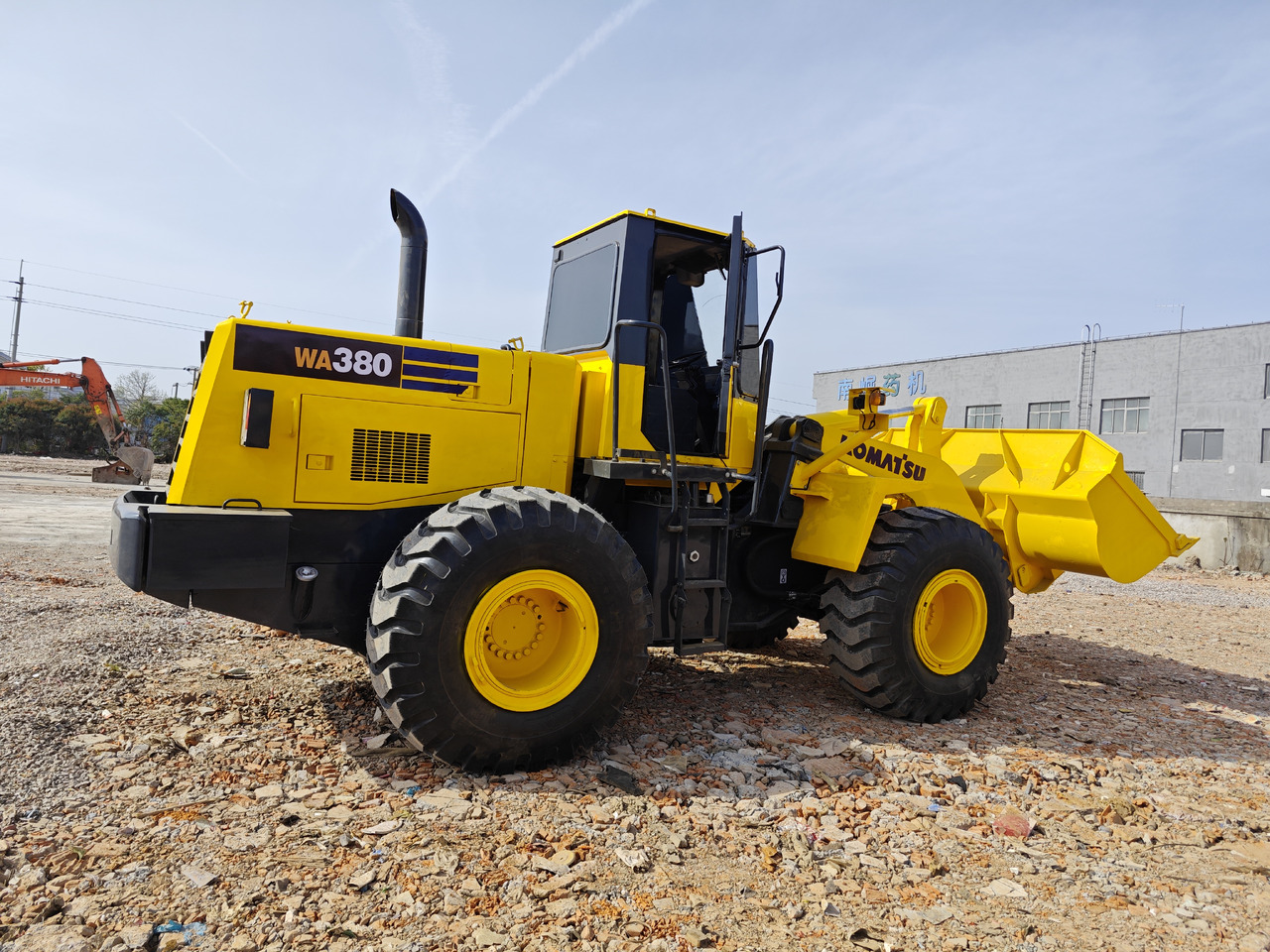 KOMATSU WA380 - Máy xúc lật bánh lốp: hình 4 KOMATSU WA380 - Máy xúc lật bánh lốp: hình 4