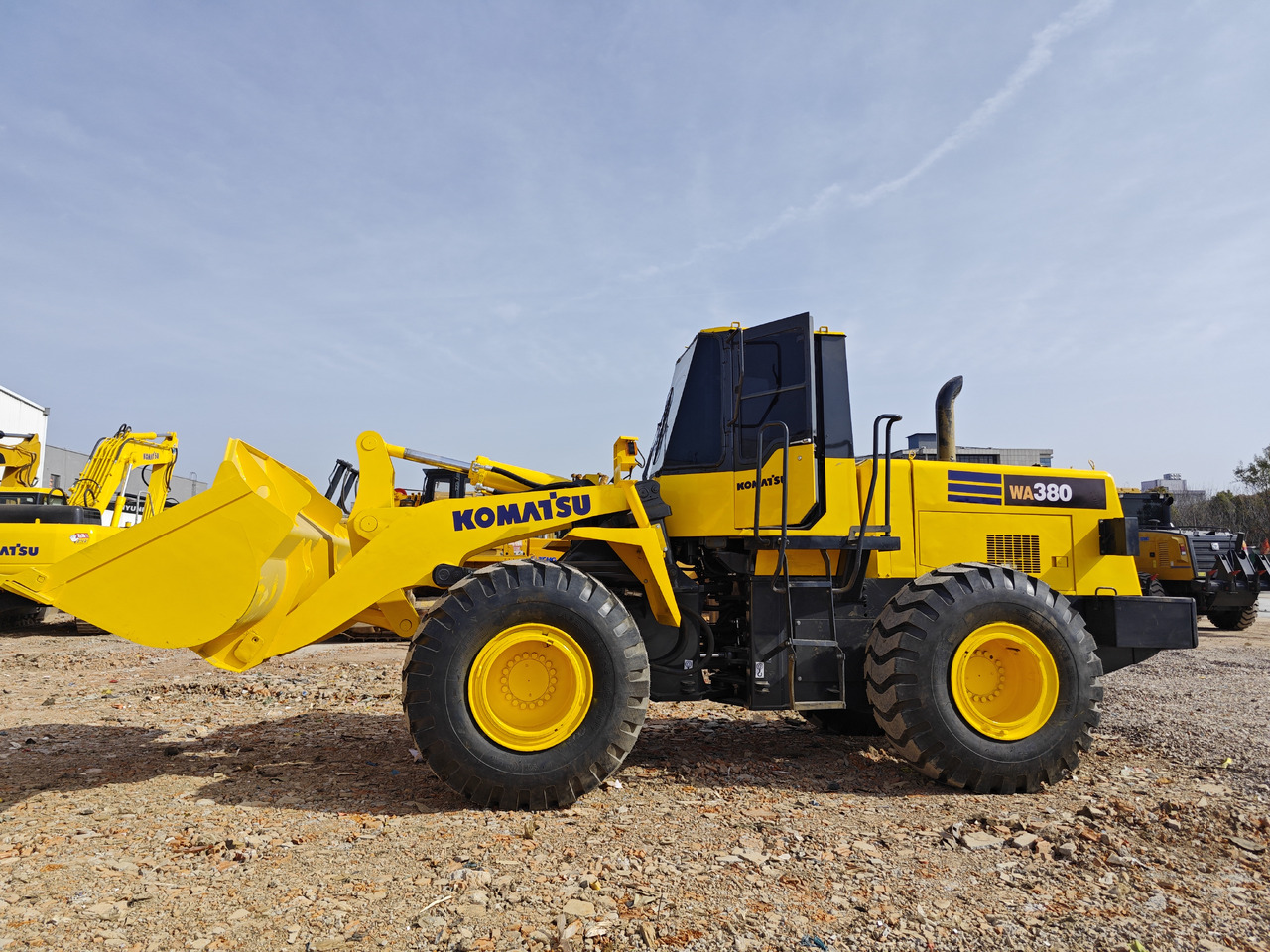KOMATSU WA380 - Máy xúc lật bánh lốp: hình 1 KOMATSU WA380 - Máy xúc lật bánh lốp: hình 1