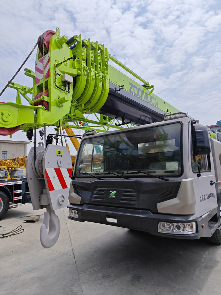 ZOOMLION ZTC251V - Cẩu bánh lốp: hình 3 ZOOMLION ZTC251V - Cẩu bánh lốp: hình 3