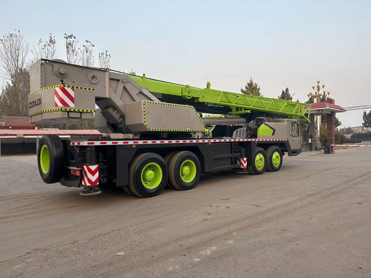 ZOOMLION ZTC700V 70ton - Cẩu bánh lốp: hình 3 ZOOMLION ZTC700V 70ton - Cẩu bánh lốp: hình 3