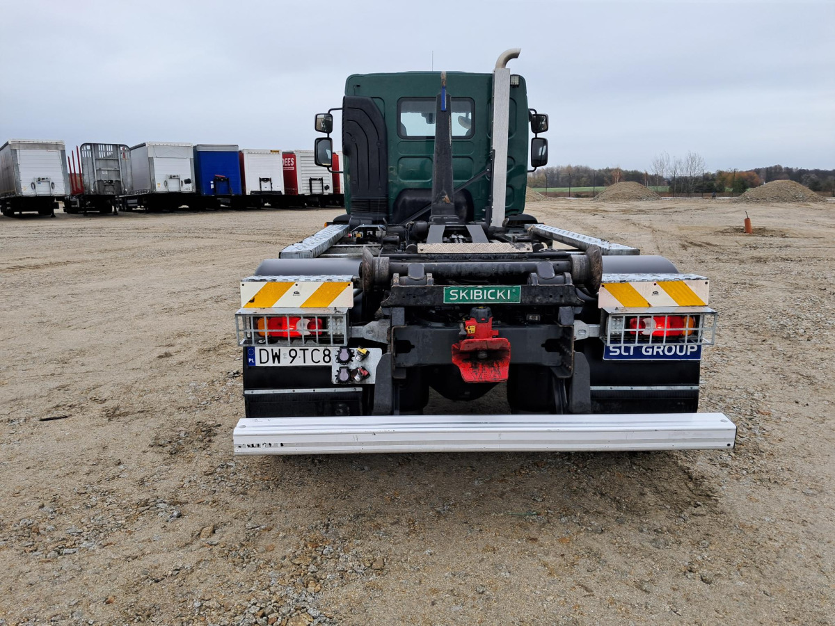 Xe tải nâng móc VOLVO FL: hình 6