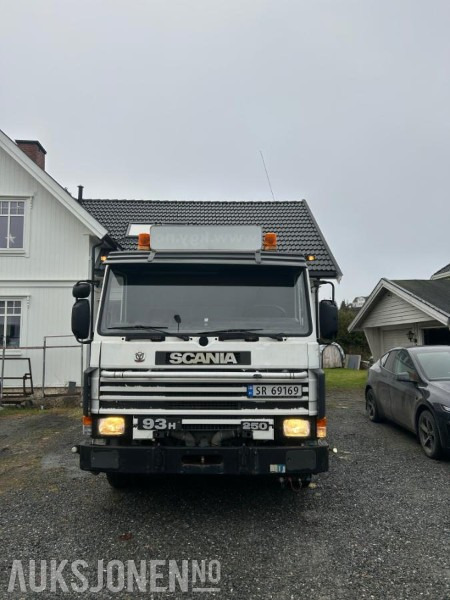 1995 Scania P93 tippbil med kran - Xe ben: hình 2 1995 Scania P93 tippbil med kran - Xe ben: hình 2