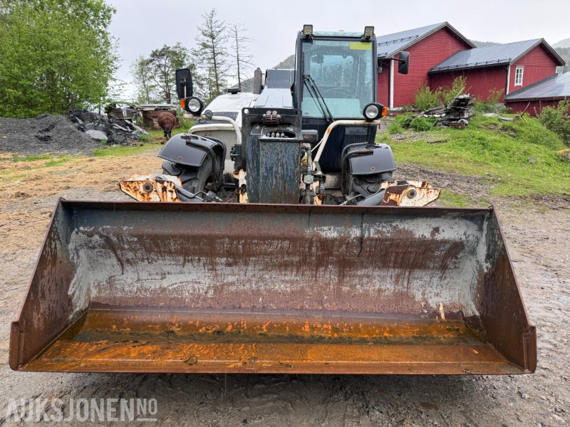 2005 Bobcat T35120SL Teleskoptruck / Teleskoplaster - 4x4x4 - avvatringssylinder - Støttelabber - Hydraulisk redskapslås - Jibb - Skuffe - 2 stk pallegafler - Xe nhấc hình viễn vọng kính: hình 2 2005 Bobcat T35120SL Teleskoptruck / Teleskoplaster - 4x4x4 - avvatringssylinder - Støttelabber - Hydraulisk redskapslås - Jibb - Skuffe - 2 stk pallegafler - Xe nhấc hình viễn vọng kính: hình 2