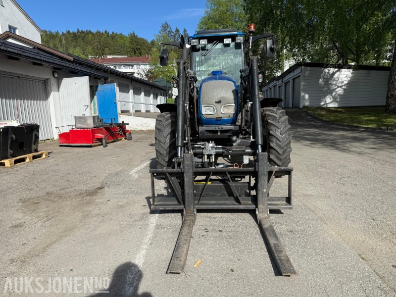 2005 Valtra A85 traktor med frontlaster, snøfres, snøskjær, gafler, skuffe, gruskasse og feieaggregat - Máy cày: hình 2 2005 Valtra A85 traktor med frontlaster, snøfres, snøskjær, gafler, skuffe, gruskasse og feieaggregat - Máy cày: hình 2