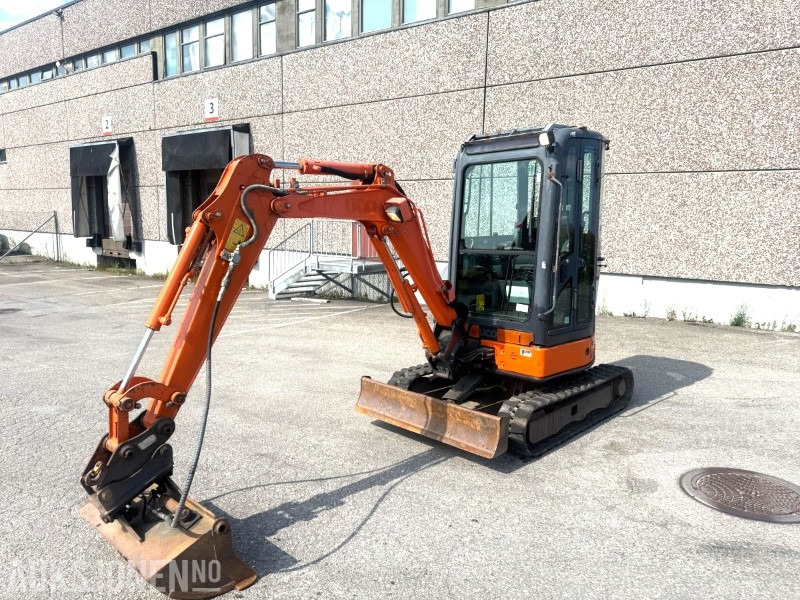 2010 Hitachi ZX22U-2 CLR minigraver med 3 skuffer - Máy xúc: hình 1 2010 Hitachi ZX22U-2 CLR minigraver med 3 skuffer - Máy xúc: hình 1