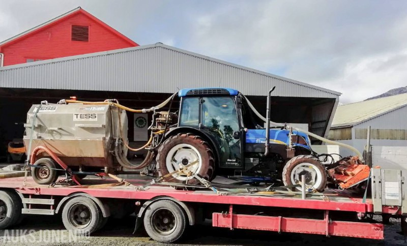 2011 New Holland T4050 - Traktor med spyleutstyr, spesielt laget for rengjøring av dekke på friidrettsbaner / løpebaner - Máy cày: hình 5 2011 New Holland T4050 - Traktor med spyleutstyr, spesielt laget for rengjøring av dekke på friidrettsbaner / løpebaner - Máy cày: hình 5
