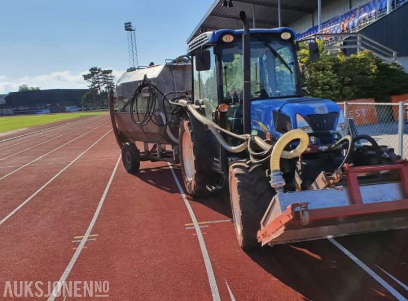 2011 New Holland T4050 - Traktor med spyleutstyr, spesielt laget for rengjøring av dekke på friidrettsbaner / løpebaner - Máy cày: hình 3 2011 New Holland T4050 - Traktor med spyleutstyr, spesielt laget for rengjøring av dekke på friidrettsbaner / løpebaner - Máy cày: hình 3
