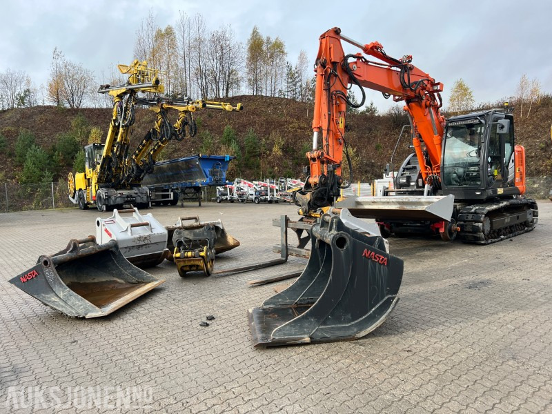 2015 Hitachi ZX135-US Rail maskin med henger, tilt, klype, 6 skuffer, klype - Máy xúc: hình 1 2015 Hitachi ZX135-US Rail maskin med henger, tilt, klype, 6 skuffer, klype - Máy xúc: hình 1
