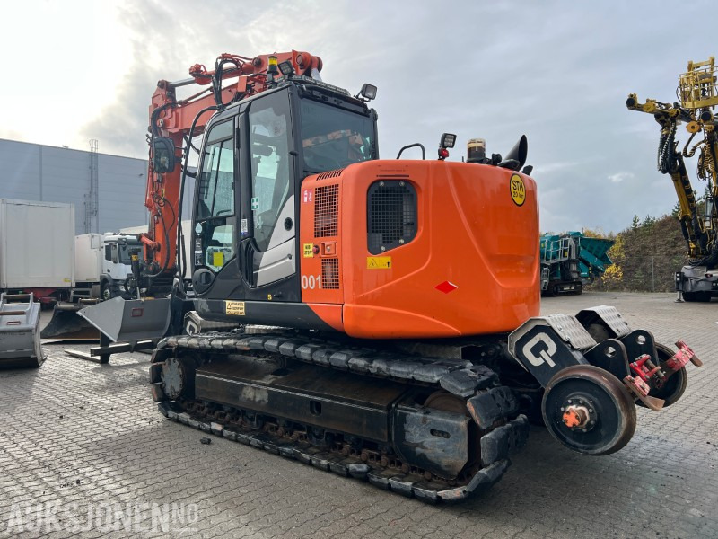 2015 Hitachi ZX135-US Rail maskin med henger, tilt, klype, 6 skuffer, klype - Máy xúc: hình 3 2015 Hitachi ZX135-US Rail maskin med henger, tilt, klype, 6 skuffer, klype - Máy xúc: hình 3