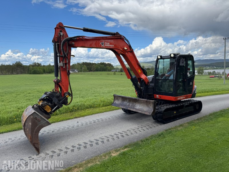 2016 Kubota KX080-4 gravemaskin TILTROTATOR, 2 SKUFFER, SENTRALSMØRING - Máy xúc: hình 1 2016 Kubota KX080-4 gravemaskin TILTROTATOR, 2 SKUFFER, SENTRALSMØRING - Máy xúc: hình 1