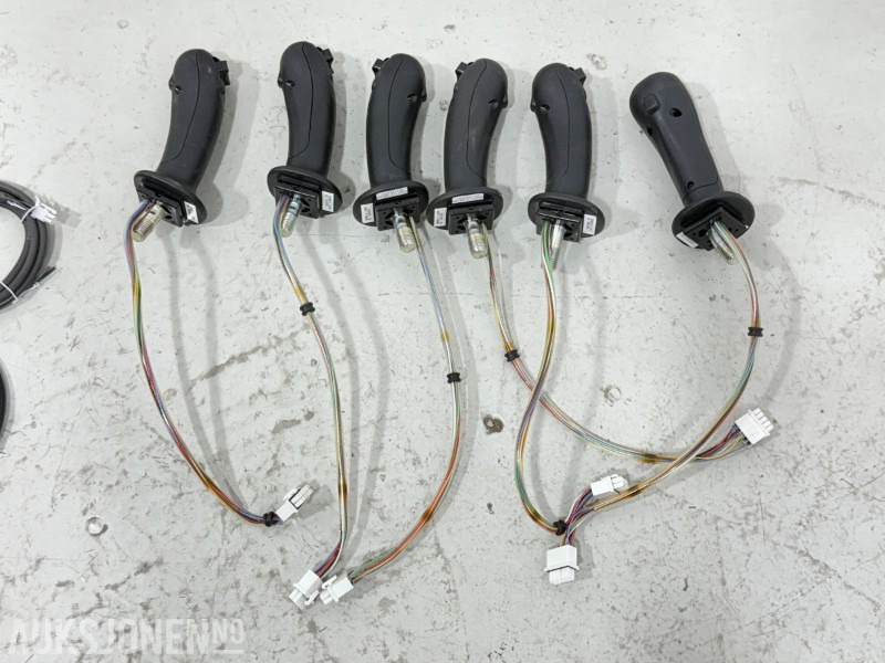 6.stk joystick-håndtak med tilhørende kabling, styreboks (Engcon AB 8000139-A), koblinger og ledningsnett - Đính kèm cho Máy móc xây dựng: hình 2 6.stk joystick-håndtak med tilhørende kabling, styreboks (Engcon AB 8000139-A), koblinger og ledningsnett - Đính kèm cho Máy móc xây dựng: hình 2
