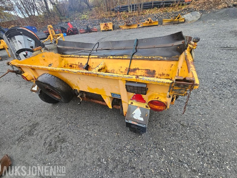 1991 Falköping Sandstrøer / Slepestrøer med hjul - Slepefeste - Type B10LU - 1 m3 - Máy móc nông nghiệp: hình 2 1991 Falköping Sandstrøer / Slepestrøer med hjul - Slepefeste - Type B10LU - 1 m3 - Máy móc nông nghiệp: hình 2