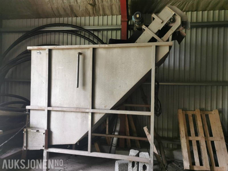 Stort rustfritt kar og en børstemaskin - Máy móc nông nghiệp: hình 1 Stort rustfritt kar og en børstemaskin - Máy móc nông nghiệp: hình 1