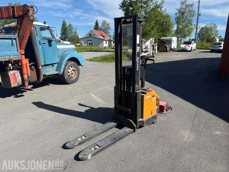 2001 Toyota SM12 F/1 Pallestabler med Batterilader STC 24/40 - Thiết bị xử lý vật liệu: hình 5 2001 Toyota SM12 F/1 Pallestabler med Batterilader STC 24/40 - Thiết bị xử lý vật liệu: hình 5