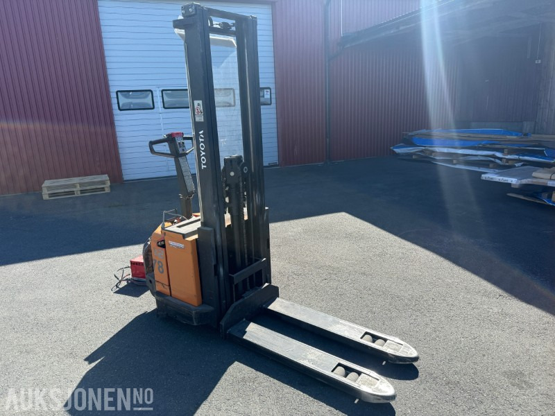 2001 Toyota SM12 F/1 Pallestabler med Batterilader STC 24/40 - Thiết bị xử lý vật liệu: hình 2 2001 Toyota SM12 F/1 Pallestabler med Batterilader STC 24/40 - Thiết bị xử lý vật liệu: hình 2